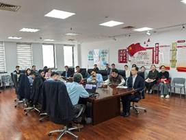 会议室里的人们

描述已自动生成